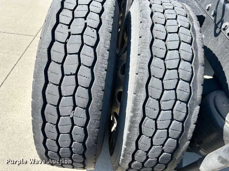 image for item DO5003 2018 Peterbilt 579  semi truck