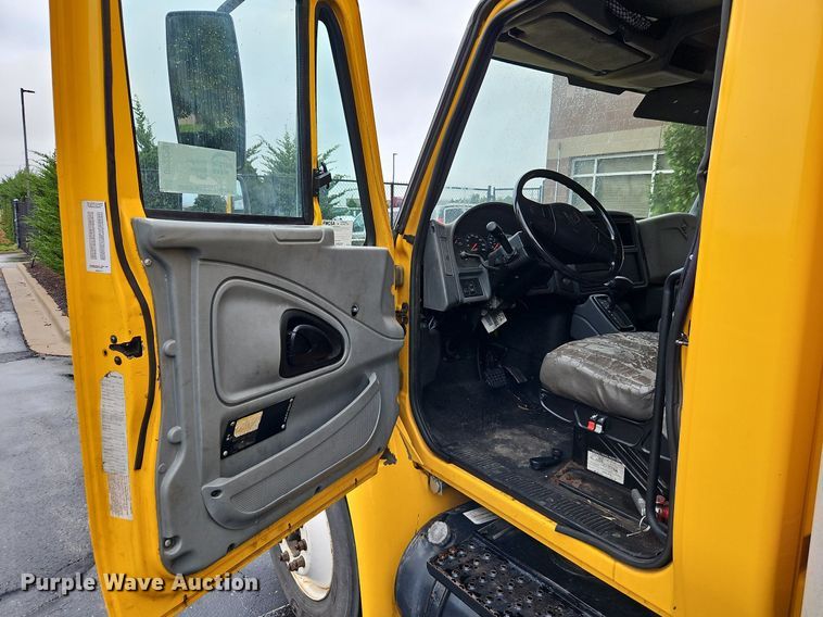 image for item DP2299 2006 International 4300  box truck