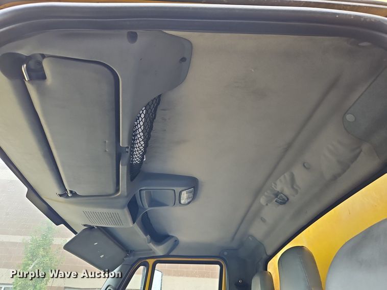 image for item DP2299 2006 International 4300  box truck