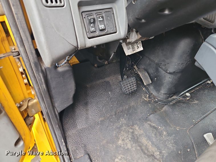 image for item DP2299 2006 International 4300  box truck