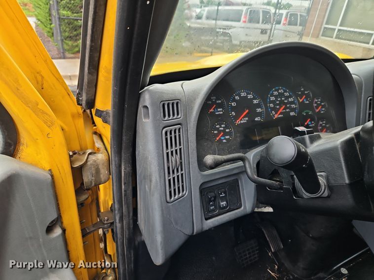 image for item DP2299 2006 International 4300  box truck