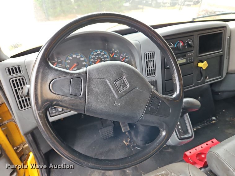 image for item DP2299 2006 International 4300  box truck