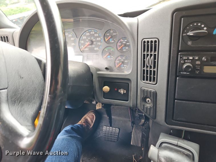 image for item DP2299 2006 International 4300  box truck