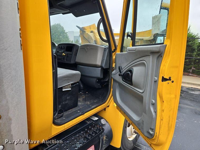 image for item DP2299 2006 International 4300  box truck