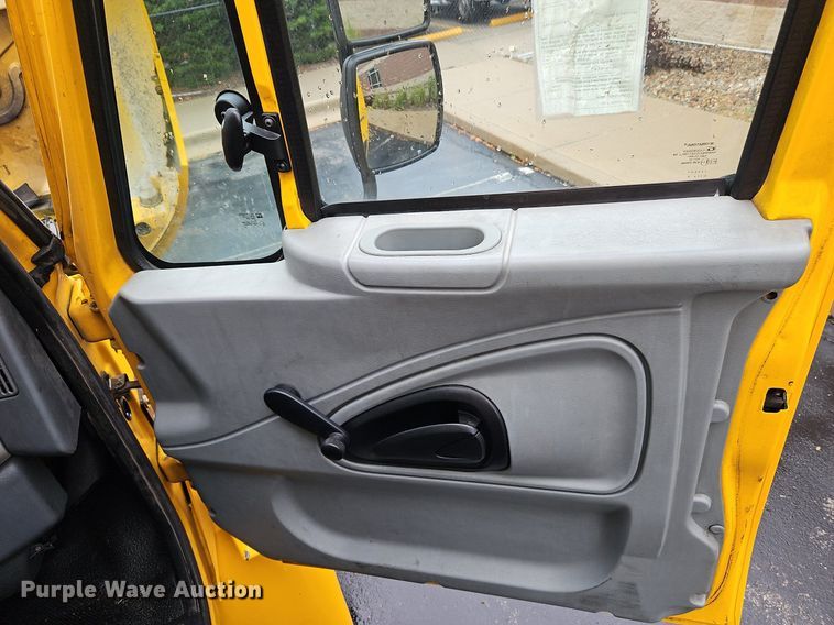 image for item DP2299 2006 International 4300  box truck