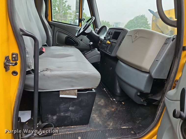 image for item DP2299 2006 International 4300  box truck