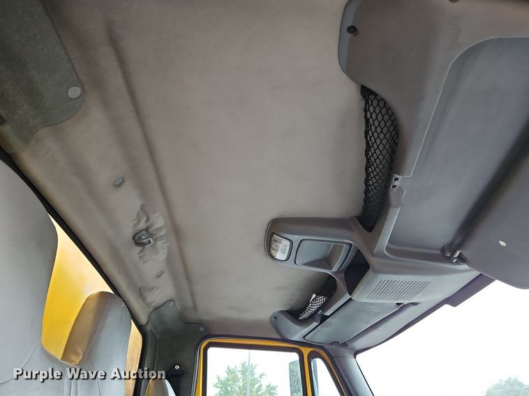 image for item DP2299 2006 International 4300  box truck