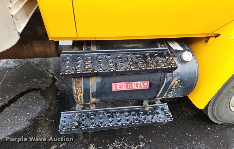 image for item DP2299 2006 International 4300  box truck