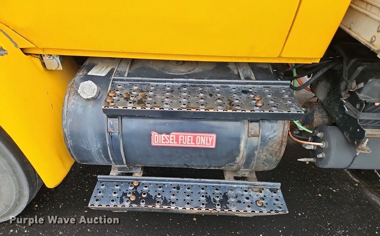 image for item DP2299 2006 International 4300  box truck