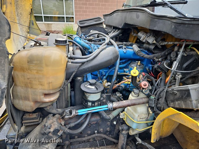 image for item DP2299 2006 International 4300  box truck