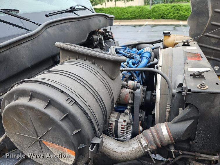 image for item DP2299 2006 International 4300  box truck