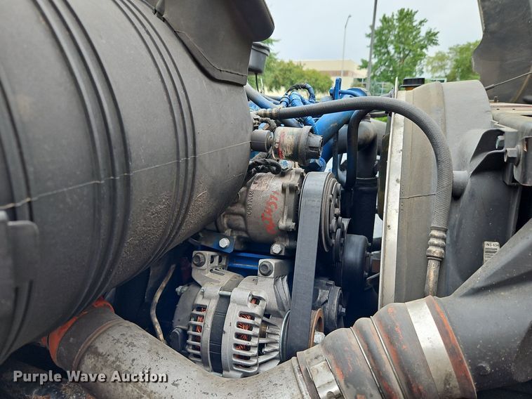 image for item DP2299 2006 International 4300  box truck