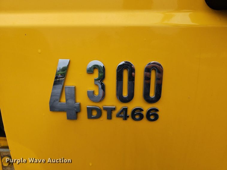 image for item DP2299 2006 International 4300  box truck