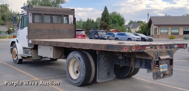 image for item DP3332 1995 Freightliner FL70  flatbed truck
