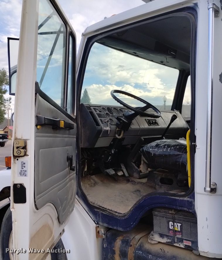 image for item DP3332 1995 Freightliner FL70  flatbed truck