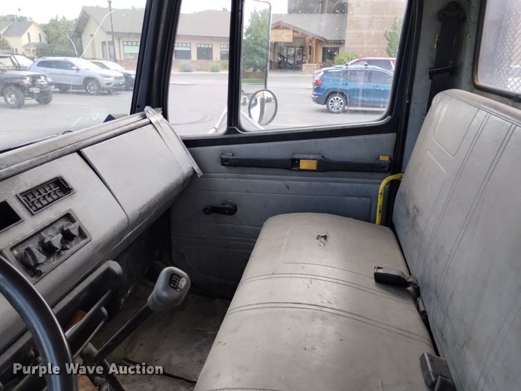 image for item DP3332 1995 Freightliner FL70  flatbed truck