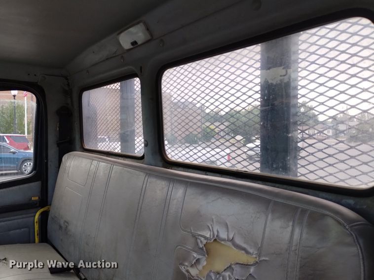 image for item DP3332 1995 Freightliner FL70  flatbed truck