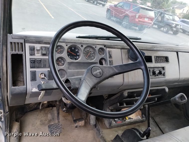 image for item DP3332 1995 Freightliner FL70  flatbed truck