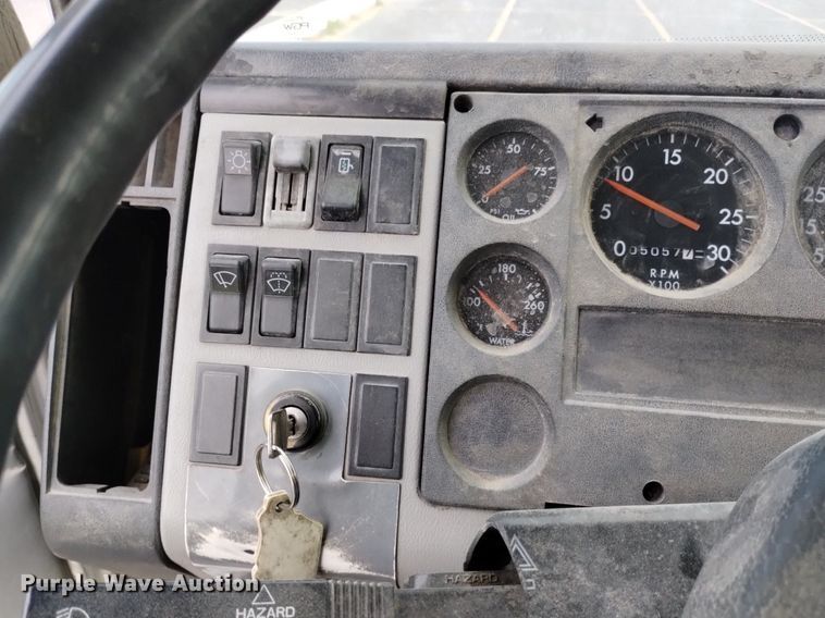 image for item DP3332 1995 Freightliner FL70  flatbed truck