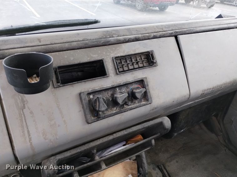 image for item DP3332 1995 Freightliner FL70  flatbed truck