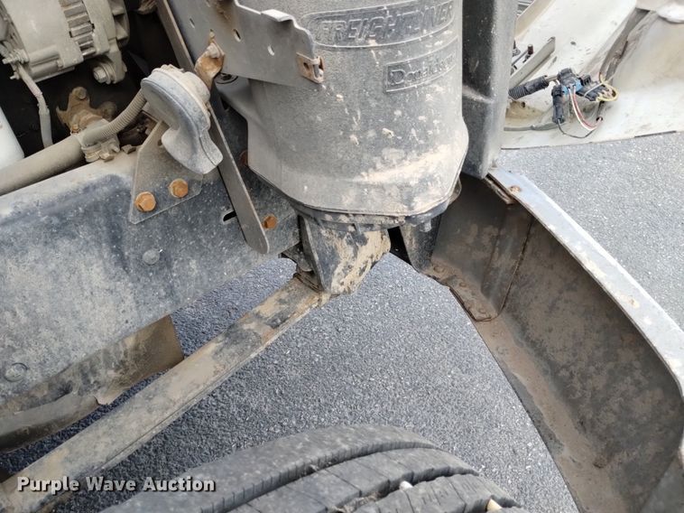 image for item DP3332 1995 Freightliner FL70  flatbed truck