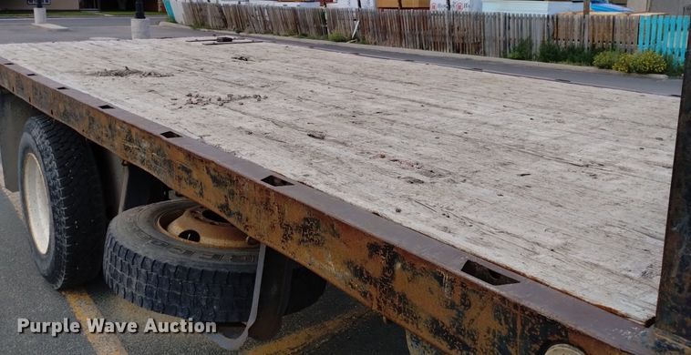 image for item DP3332 1995 Freightliner FL70  flatbed truck