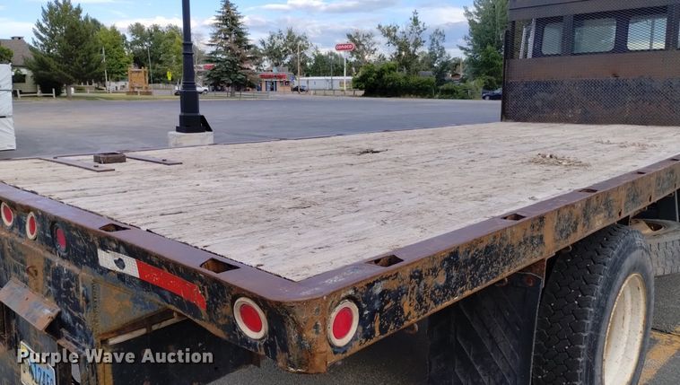 image for item DP3332 1995 Freightliner FL70  flatbed truck