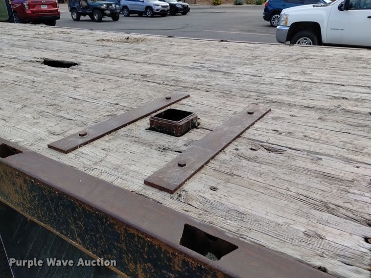 image for item DP3332 1995 Freightliner FL70  flatbed truck