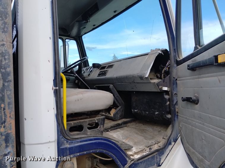 image for item DP3332 1995 Freightliner FL70  flatbed truck