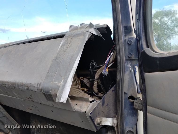 image for item DP3332 1995 Freightliner FL70  flatbed truck