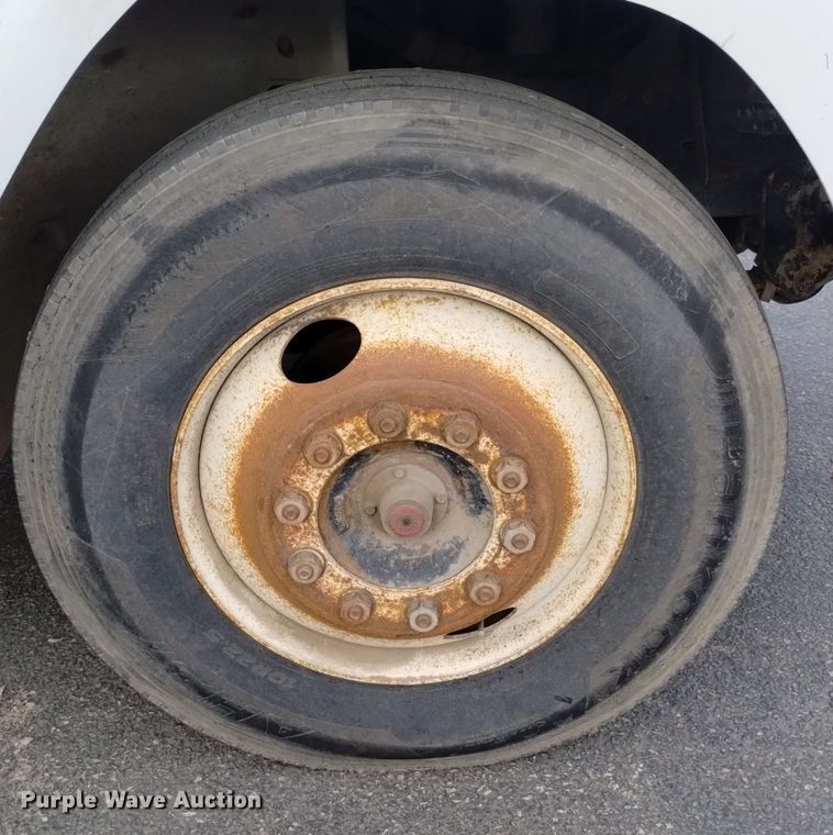 image for item DP3332 1995 Freightliner FL70  flatbed truck