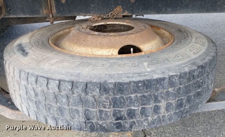 image for item DP3332 1995 Freightliner FL70  flatbed truck