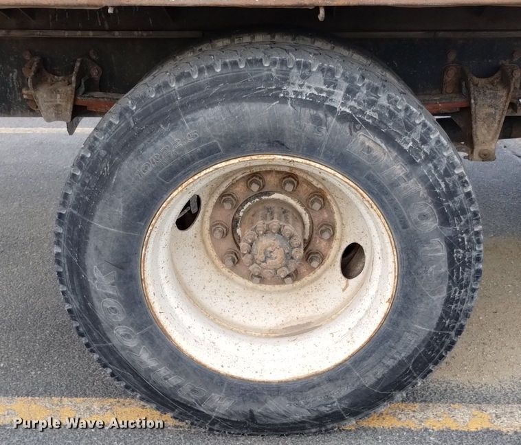 image for item DP3332 1995 Freightliner FL70  flatbed truck