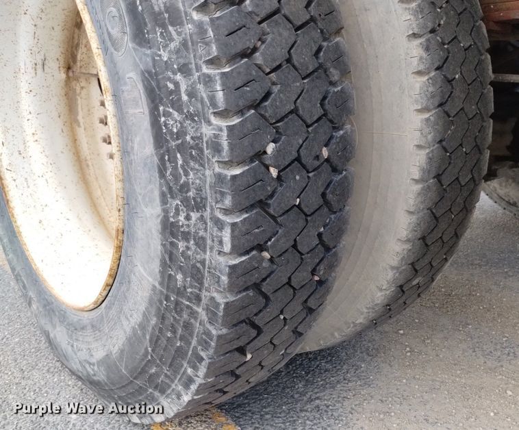 image for item DP3332 1995 Freightliner FL70  flatbed truck