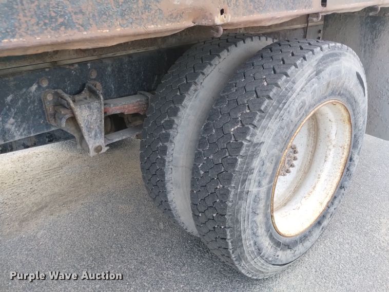 image for item DP3332 1995 Freightliner FL70  flatbed truck