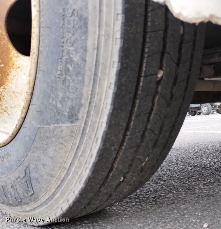 image for item DP3332 1995 Freightliner FL70  flatbed truck