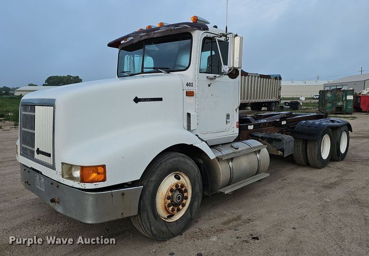 image for item DQ0092 1996 International 9200  hook lift truck