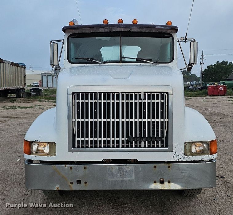 image for item DQ0092 1996 International 9200  hook lift truck