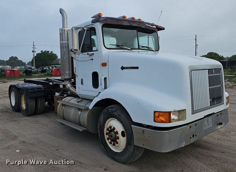 image for item DQ0092 1996 International 9200  hook lift truck