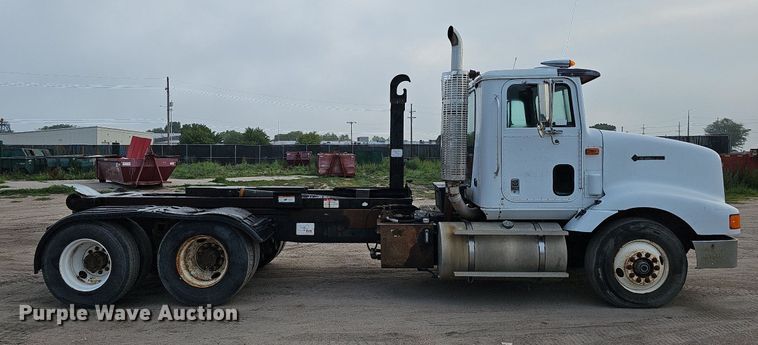 image for item DQ0092 1996 International 9200  hook lift truck