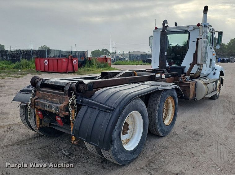 image for item DQ0092 1996 International 9200  hook lift truck