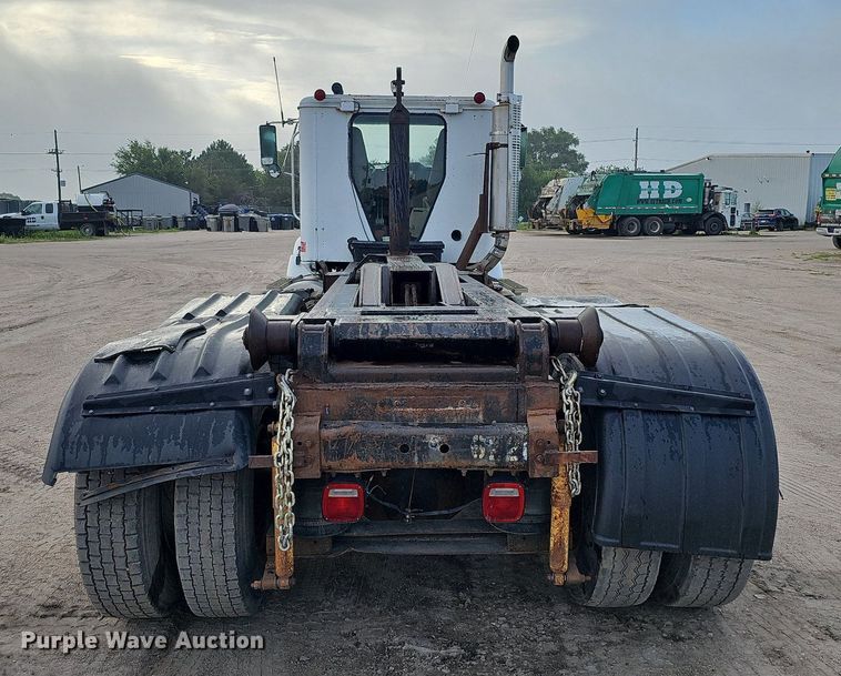 image for item DQ0092 1996 International 9200  hook lift truck