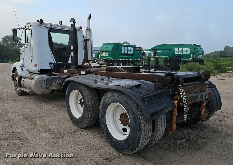 image for item DQ0092 1996 International 9200  hook lift truck