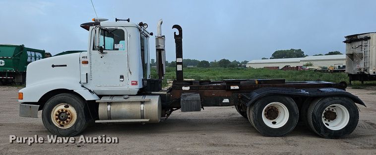 image for item DQ0092 1996 International 9200  hook lift truck