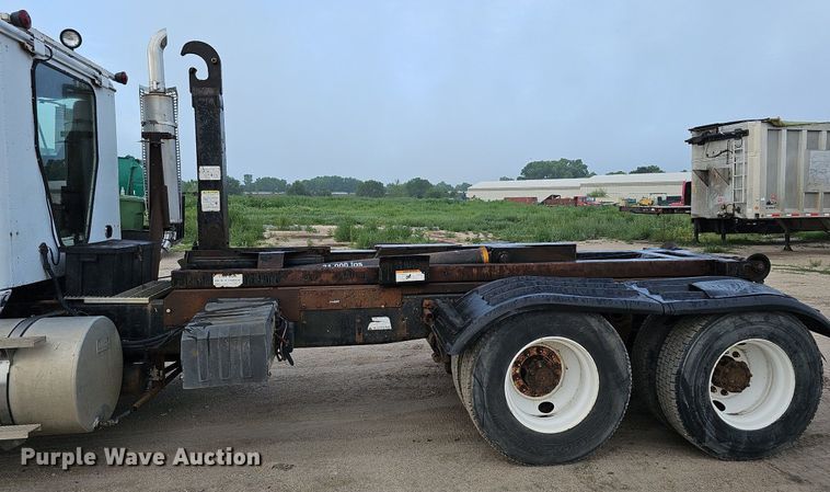 image for item DQ0092 1996 International 9200  hook lift truck