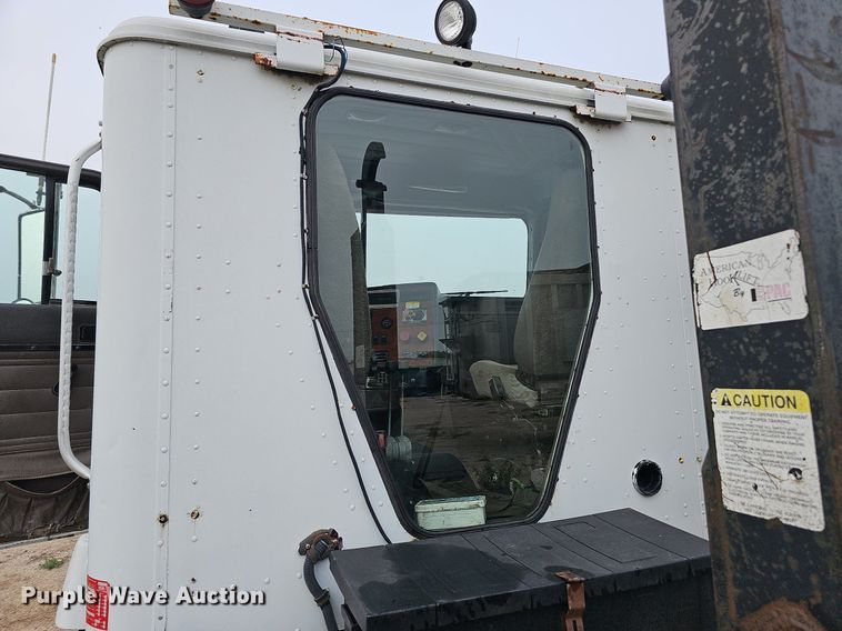 image for item DQ0092 1996 International 9200  hook lift truck