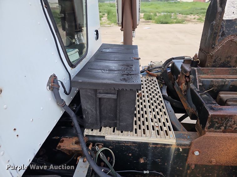 image for item DQ0092 1996 International 9200  hook lift truck