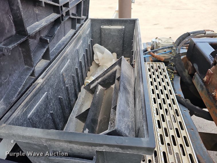 image for item DQ0092 1996 International 9200  hook lift truck