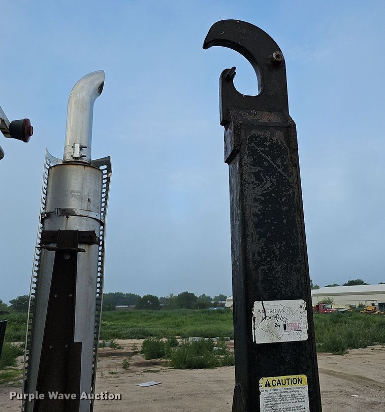 image for item DQ0092 1996 International 9200  hook lift truck