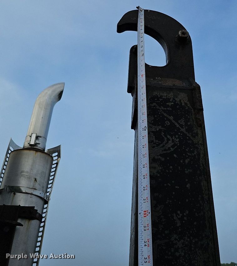 image for item DQ0092 1996 International 9200  hook lift truck